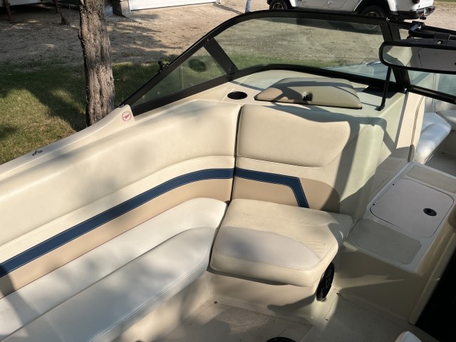 2000 Ski Boat by Ski Centurion