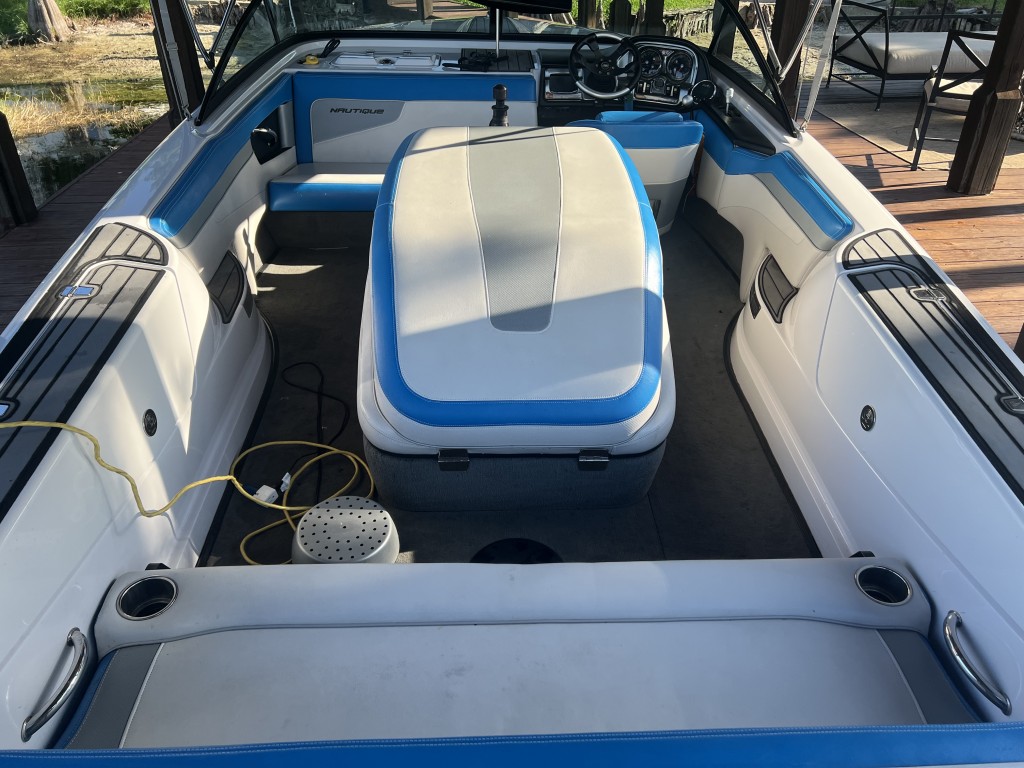 2011 Nautique 200, photo 3 of 9